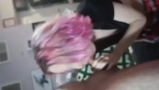 Миниатюрную белую школьницу с брекетами и розовыми волосами в мини-юбке трахают и выдают камшот на лицо, пока она улыбается