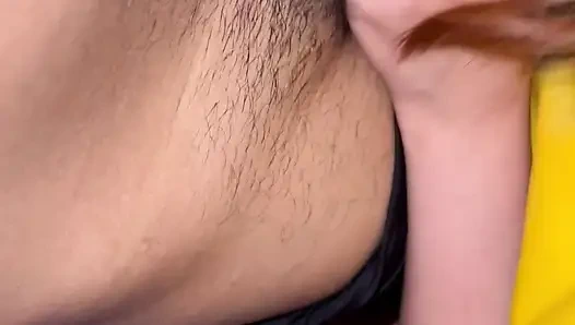 Молодой человек сосёт член и ездит верхом на её парне, который громко кричит от удовольствия