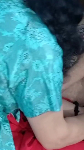 Detik menakjubkan dari "menunjukkan buah dada bersama-sama dengan handjob"
