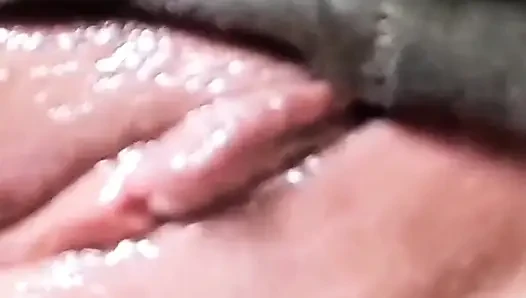 Kolumbianische frau masturbiert im königlichen badezimmer zu hause