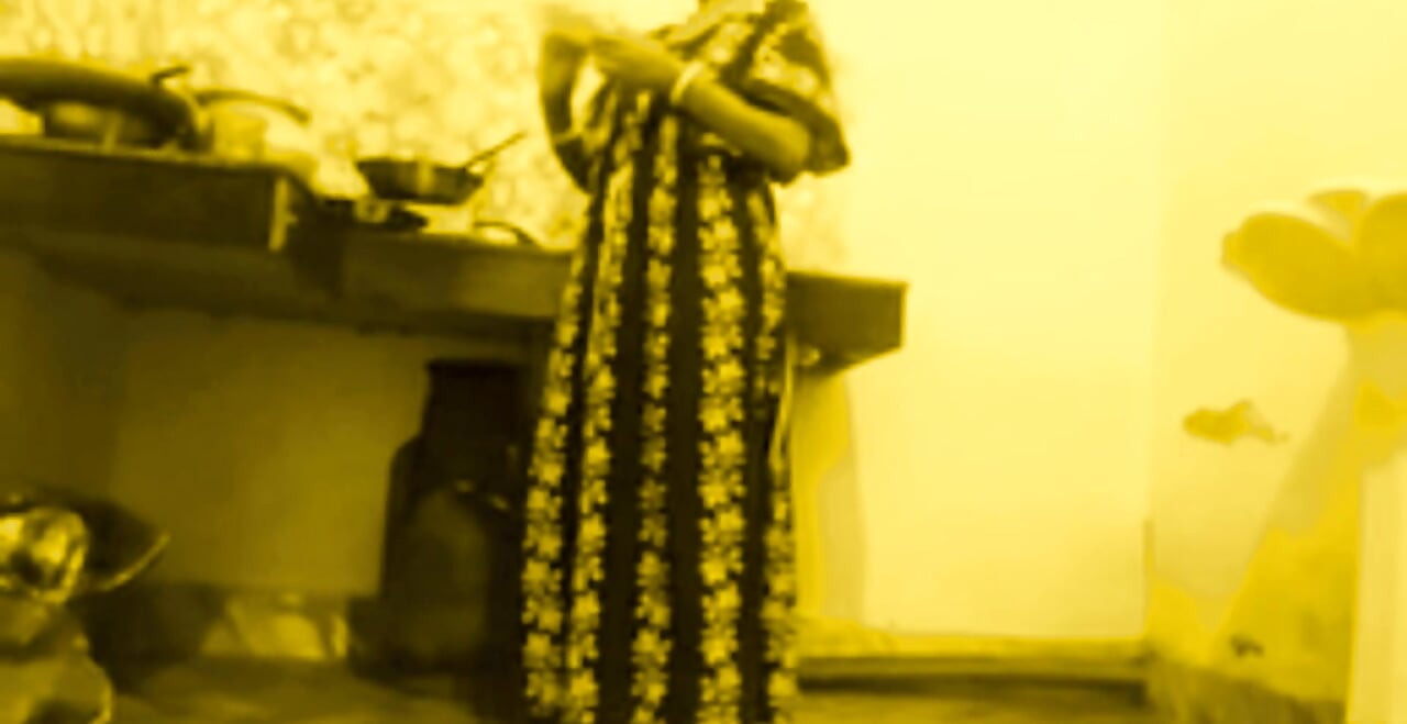 Tetona milf india no tiene idea de que su joven cuñado ve secretamente en el cuarto de la cocina.