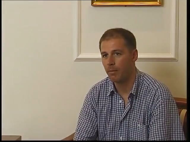 Vékony barna lány veszi magába a merev farkat
