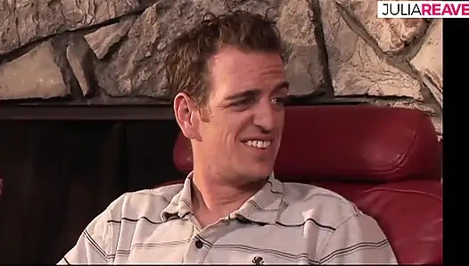 Блондинка сосет огромные члены, затем поедает сперму после траха