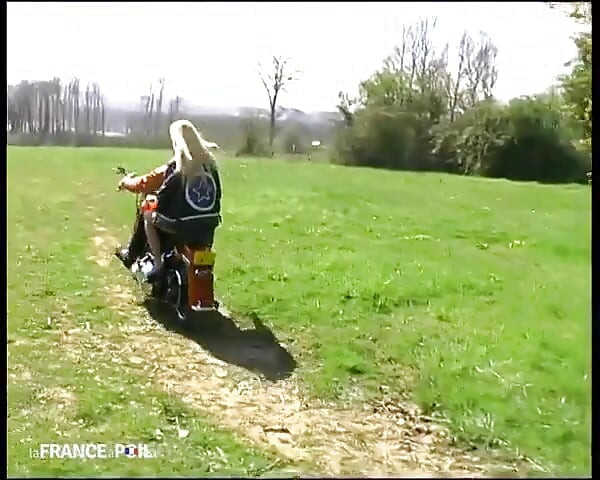 Jízda na motorce, která končí velkým šukáním venku!