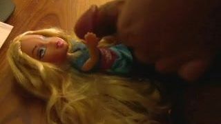 Piccolo cazzo che viene sulla bambola bionda Bratz