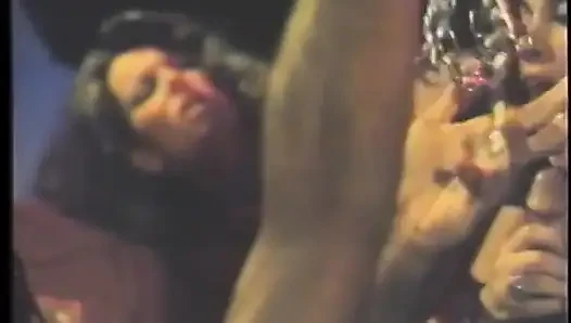 Seksi fahişeler iyi sürtükler gibi dizlerinin üzerinde yarak emiyor