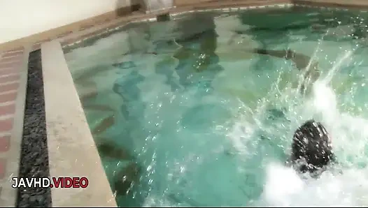 Kukkiks sinnliche asiatische nachbarsfrau versucht die beste freundin ihres ehemanns zu dampfenlichem spaß