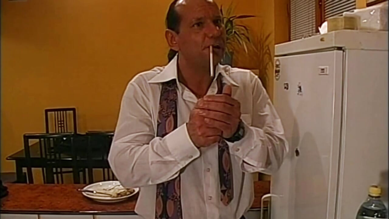 Dwie przyrodnie siostry zbierają się, by się uczyć, lizać i cieszyć się