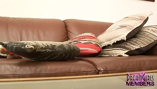 Sigara içen ateşli Asyalı kıllı amını sikiyor ve sert boşalıyor