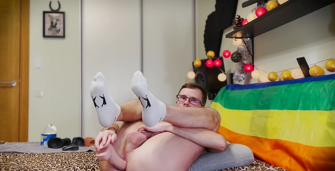 Video yang luar biasa. Mencoba kamera dan mencoba dildo besar. Ini sangat Besar. Gara-gara udah nggak kuat lagi, aku hampir crot di dalam