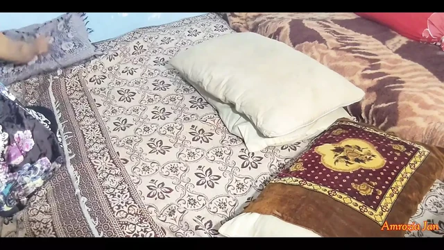 Пакистанской жены трахнули киску в миссионерской позе