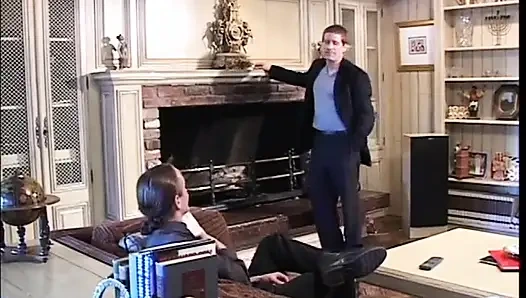 Сексуальная блондинка сосет большой член, трахается в задницу в отеле