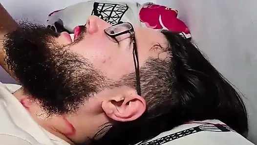 Die Putzfrau ist traurig, weil ihr Ehemann für die uns gegangen ist; Ihr chef bläst ihren tag.