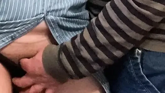 Извращенец трахает пальцами под моим платьем, трахает пальцами мою киску