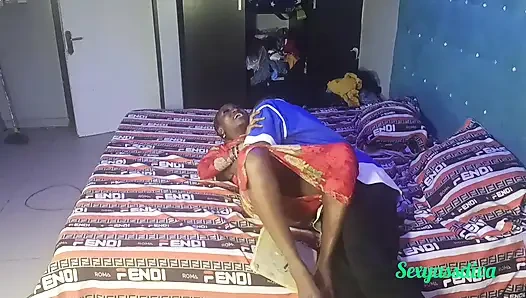 Vaizim aşağıda düzgün kremsi amcık alıyor