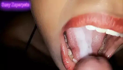 Minha meia-irmã Susy recebe muito esperma em sua boca sexy, ela é uma latina que engole porra