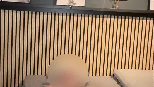 Evde yalnızken ve yapay penisinle oynamak istediğinde.