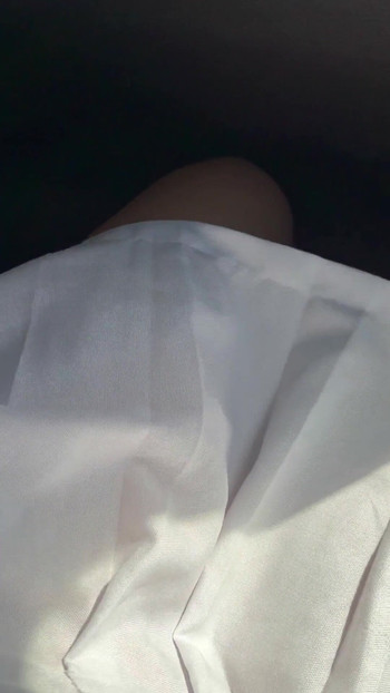 Zadirkuje nepoznatog vozača skidajući mu odeću | Klip 1