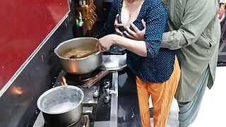 India ama de casa tiene sexo anal en la cocina mientras ella cocina