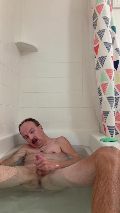 Stroking in the tub feeling sooo good