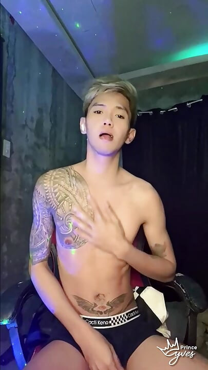 Twink cachondo tatuado realizado en un show de webcam en vivo
