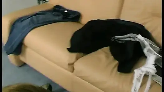 Миниатюрная шлюшка обожает большой хуй в ее киске