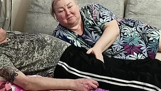 Üvey anne ağzına ateşli döl almak için yarak emiyor