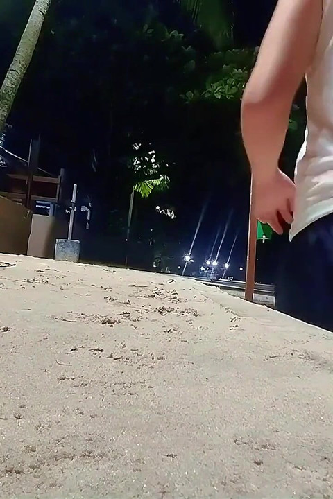 当我穿着短裤弄湿时, 海滩上的人会吓坏