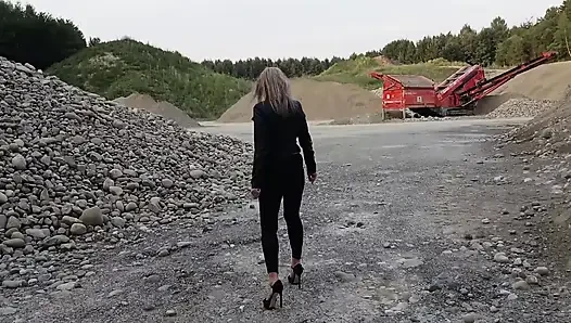 Бабушка Бродит По Гравийной Яме В Узких Леггинсах И На Каблуках!
