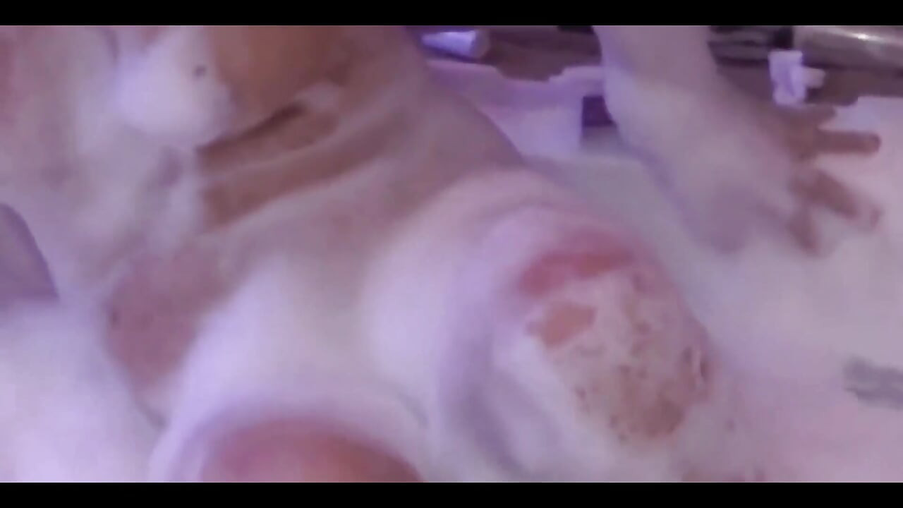 ناضجة جميلة تبلغ من العمر 58 عاما لا تستطيع المقاومة بعد الآن وتغادر الجاكوزي لتنيك