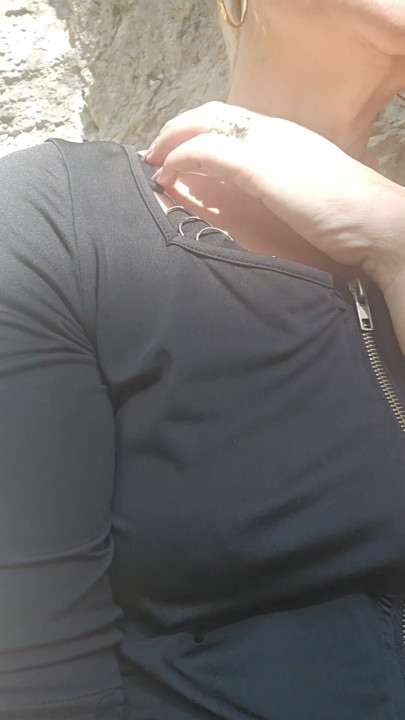 Sophie milf chodzi po lesie, szukając dobrego kutasa, aby zerżnąć swoją cipkę | Klip 1