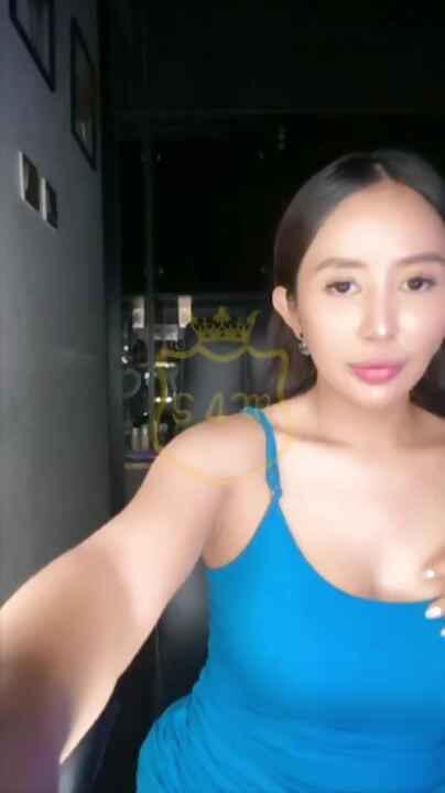 Prank gadis seksi, bogel pada orang asing menunjukkan pepek basahnya