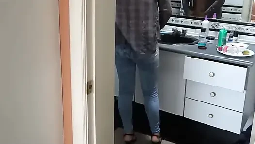 Ich bekomme große cumshots in meine behaarte muschi und in meinen arsch mit meiner jeans an