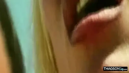 Aksi seks anal cewek hot rambut pirang ini sampai menganga lebar di luar ruangan