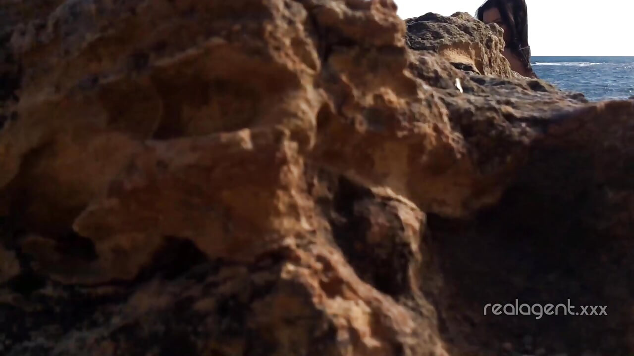 Sola exuberante nena rusa juega su coño en la roca en la orilla del mar