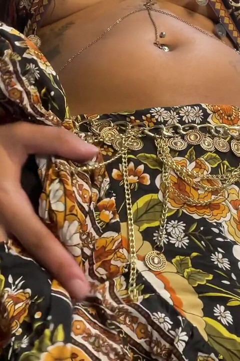 Peluda deusa cavalgando vibrador sob saia boho
