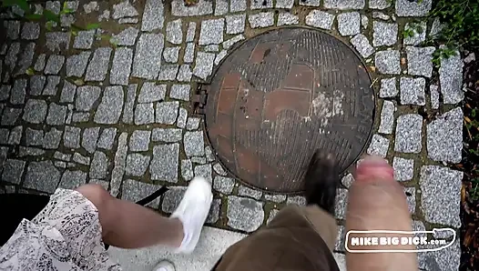 Wanita muda kutu buku mencoba kontol besar pertamanya (mikebigdick)