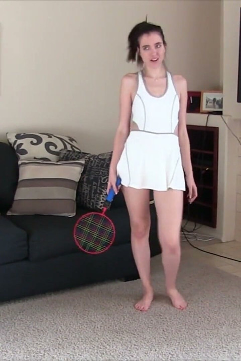 Duas garotas gostosas jogando badminton indoor em um jogo de strip