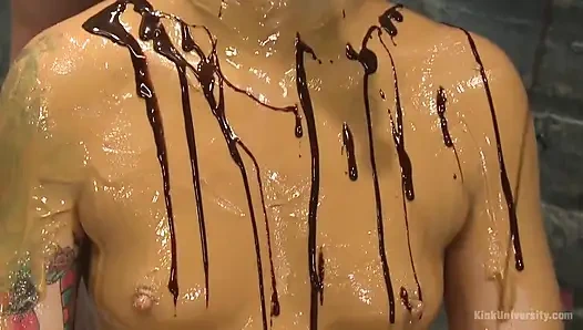 Раздевая сексуальные ощущения с едой для игры и боли