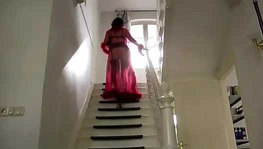 Rauchende masturbationsshow von dame in strümpfen