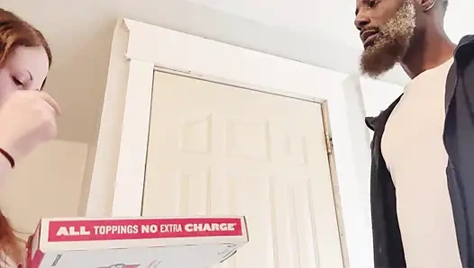 Pria pengantar pizza kulit hitam menyelamatkan hari valentine dan ngentot ibu rumah tangga yang sedih