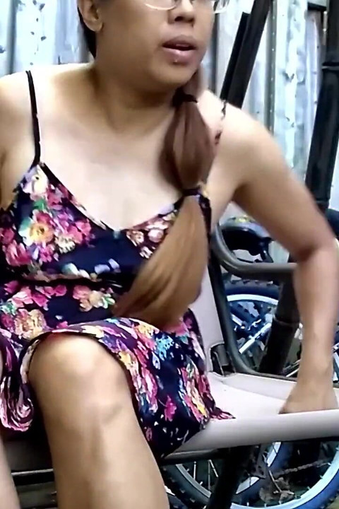 Fit Pinay Goddess Showing off the Soles of Her Small Feet Outdoors - Sole Show Volume 5