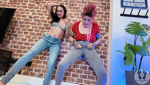 Rebeca Addams и Ana Spears писают на джинсы, показ