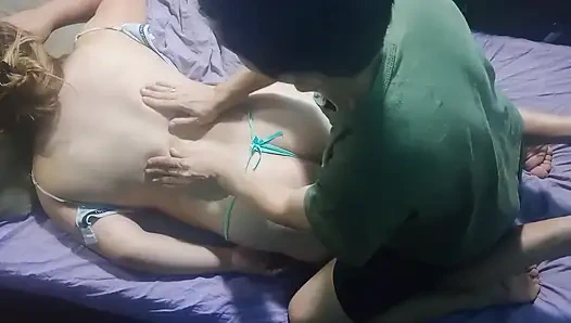 Я даю пару масляных массажей в стрингах