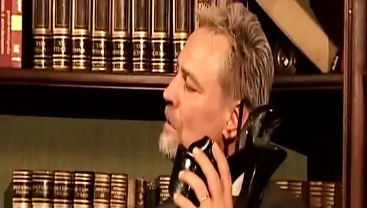 Doğal saçlı sarışın Alman genç erkek avcısı nostaljik sahnede anal seks yapıyor