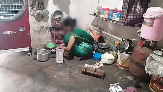 Невестка на кухне, невестка вытащила воду из земли зверя, показывая большие сиськи руками, хинди аудио.