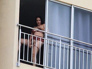 A mi vecina le encanta masturbarse al aire libre - porno español
