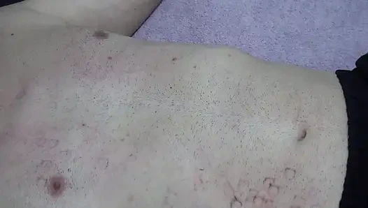Vücutta topuklu ayakkabılarla ütü