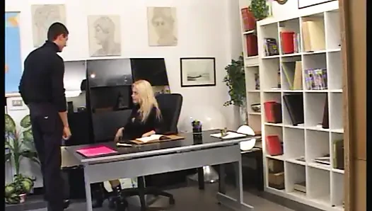 Sarışın büyük memeli orta yaşlı seksi sekreter domalarak sikiliyor ve canavar yarakla ağzına boşalıyor amatör