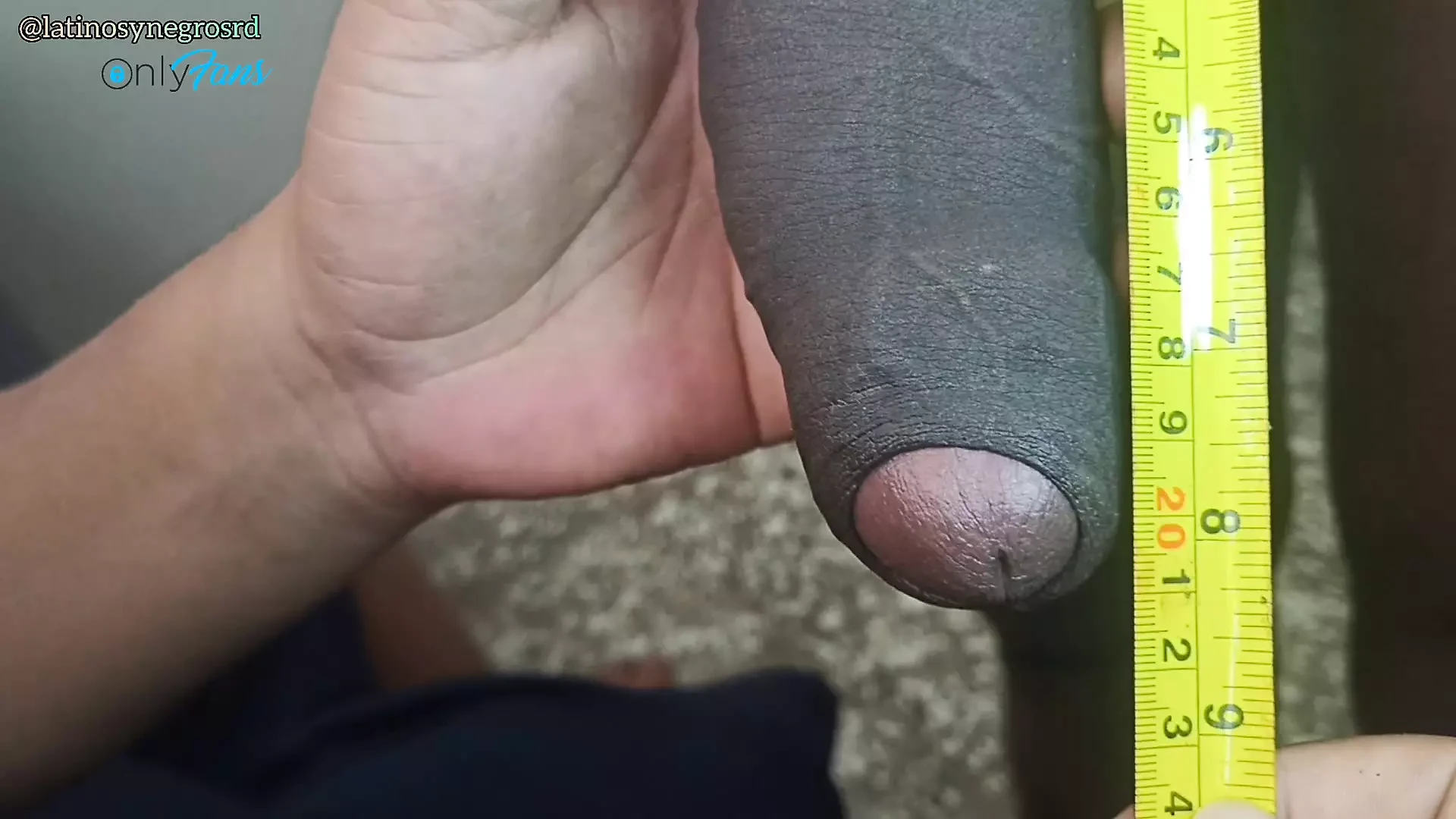 Aku mengisap penis hitam besar dan tebal tetanggaku dan semuanya ke tenggorokanku.